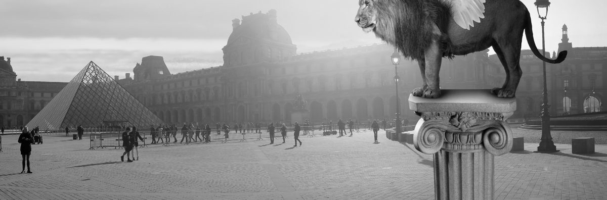 Lion ailé de Generali sur une colonne devant la pyramide du Louvre à Paris